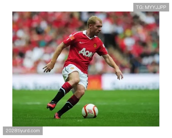 巅峰期杰拉德与斯科尔斯中场组织能力差异：推进型全能中场与节拍器型指挥官的战术角色分野